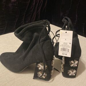 New without box black color boots heels with flower design Size 7 1/2 #067